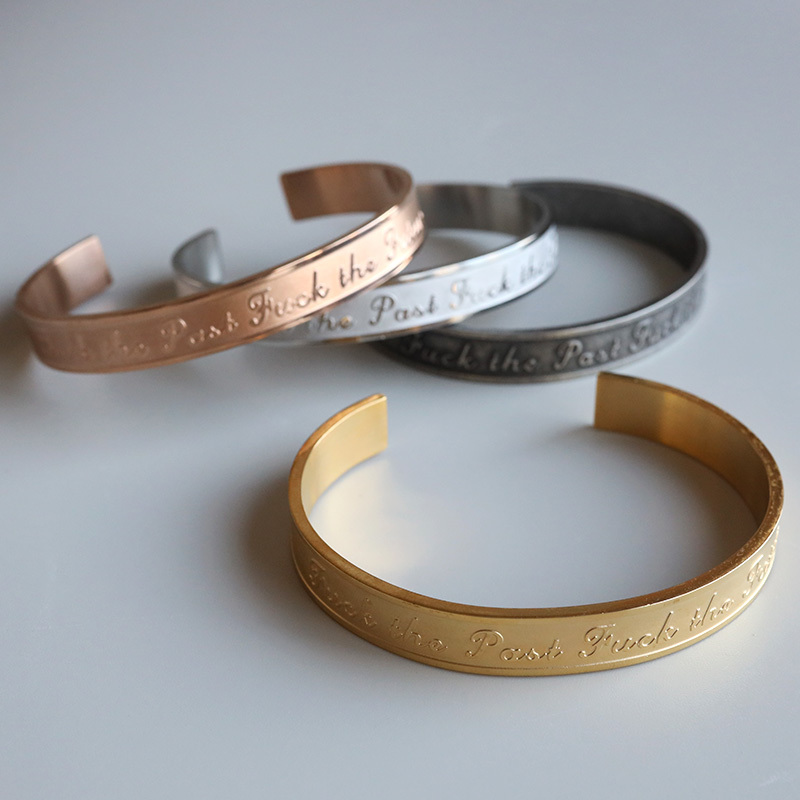ステンレス 英字バングル 4カラー メンズ ブレスレット 筆記体 アルファベット 平打ち オープン カフ シンプル ロゴ アクセサリー 手首 腕輪 カジュアル ストリート ロック モード 大人 おしゃれ 重ね付け 金属アレルギー対応