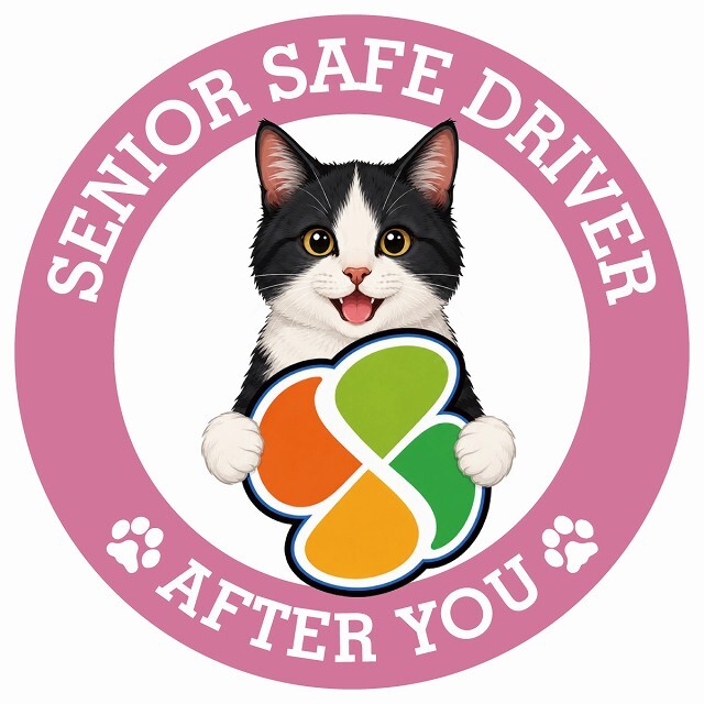 カーサイン 高齢者マーク SENIOR SAFE DRIVER 黒白（ハチワレ） ステッカー シール 直径13cm 肉球 日本製 車