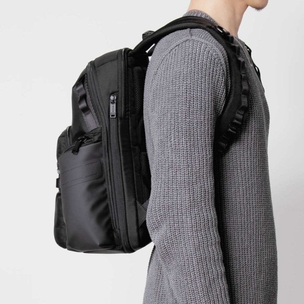 トゥミ TUMI ALPHA BRAVO アルファ ブラボー Navigation Backpack ナヴィゲーション バックパック 0232793D 142479 0232793DGMT 159082 リュックサック メンズ バッグ ブラック 防水加工 ラップトップ収納 PCポケット 収納力 大容量 通勤 ビジネス