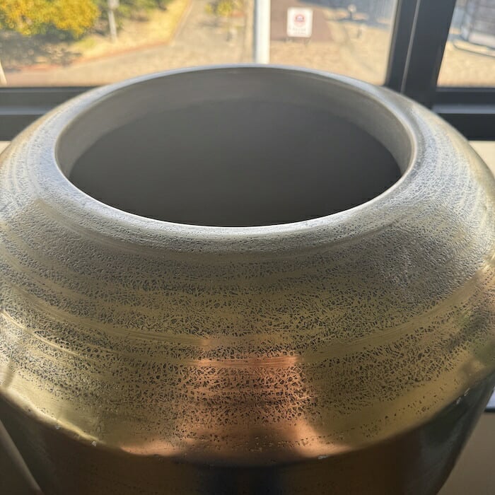 植木鉢 おしゃれ 大型 13号 鉢カバー アンワール アリフ M 約17号 幅53cm 高さ41cm アルミニウム製 室内専用 高級 丸型 ゴールド ブラック 北欧 観葉植物用 サボテン 特大 インテリア プランター 深型