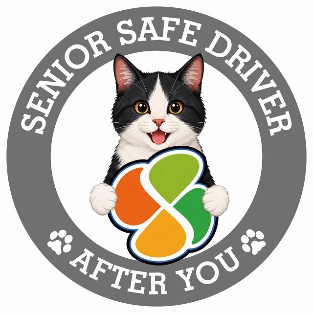 カーサイン 高齢者マーク SENIOR SAFE DRIVER 黒白（ハチワレ） ステッカー シール 直径13cm 肉球 日本製 車
