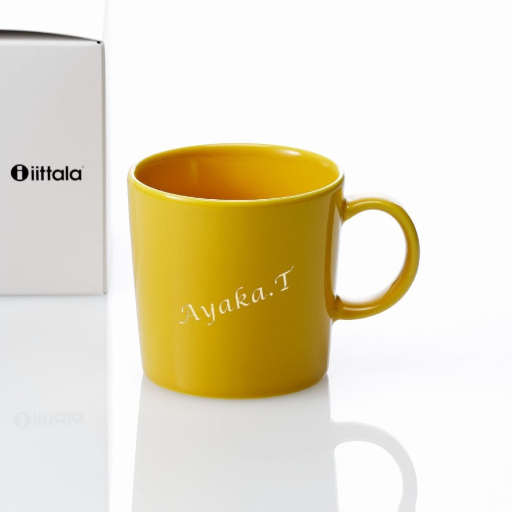 Ittala イッタラ ティーマ マグ 300ml ハニー 名入れ彫刻代込み 誕生日 記念日 プレゼント 名前 彫刻 刻印 サプライズ ノベルティ 母の日 父の日 記念品 法人記念品 クリスマス マグカップ 敬老の日 耐熱 レンジOK オーブンOK 北欧 シンプル イエロー