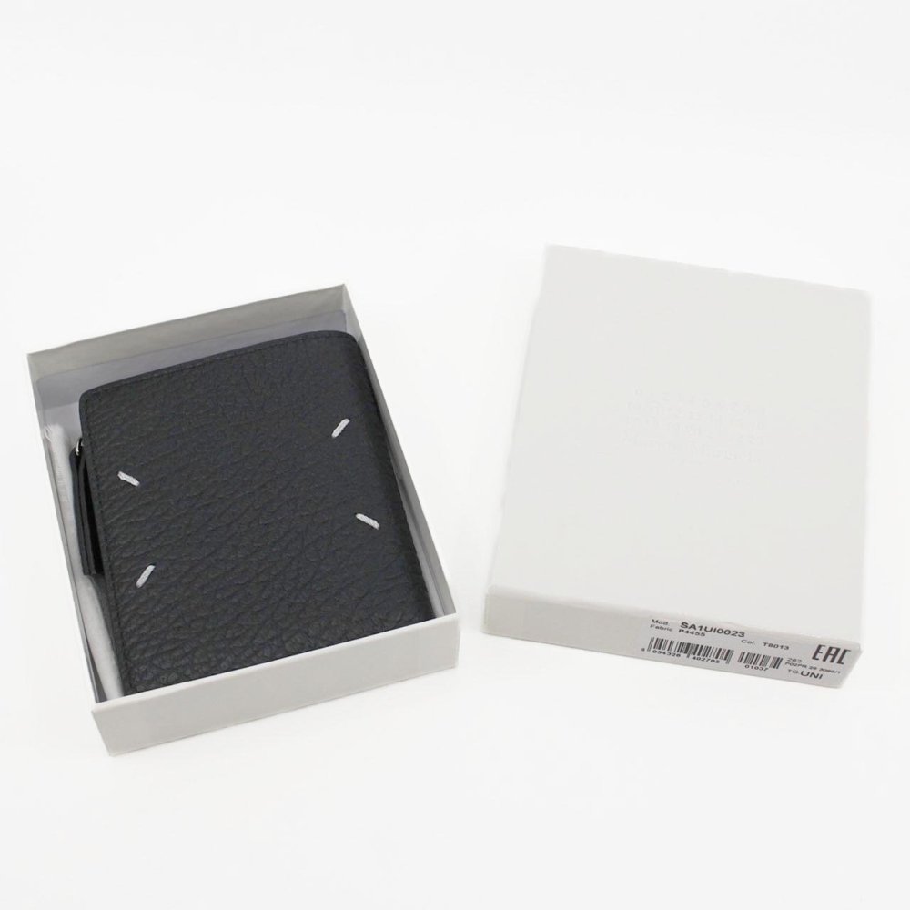 メゾン マルジェラ　Maison Margiela　二つ折り財布　SA1UI0023 P4455 T8103　ブラック　グレインレザー　4ステッチ フリップフラップ ウォレット　コンパクト財布　ミニウォレット