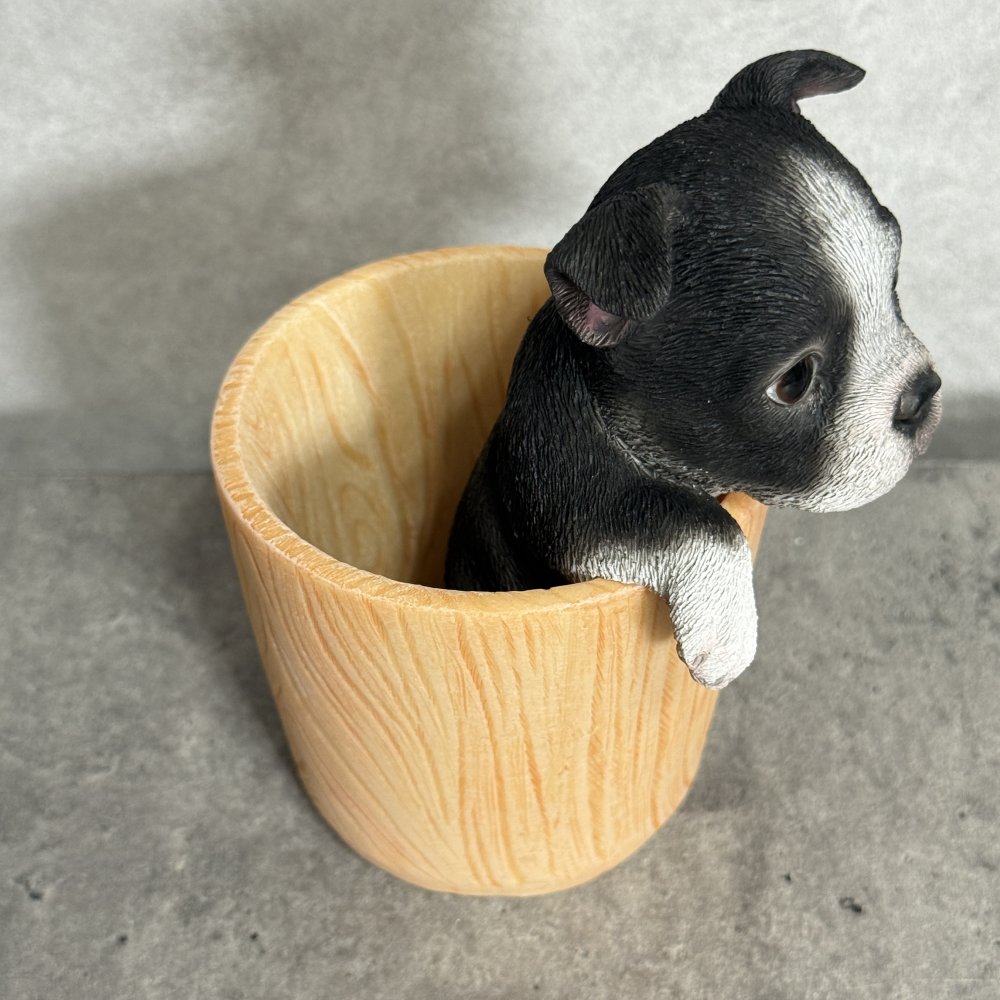 犬の置物 ペン立て woobia ウービア ボストンテリア リアル動物オーナメント 高さ12cm 木目調バケツ ペンスタンド 鉛筆立て イギリス職人手彩色 デスク 書斎 オフィス 在宅ワーク 犬好き 誕生日 退職祝い 就職祝い 記念日 ギフト プレゼント おしゃれ