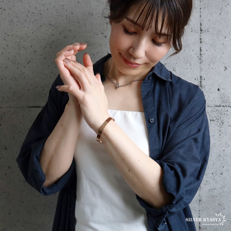 ステンレス 幅8mm 平打ちバングル シンプル 4カラー 2サイズ ブレスレット レディース メンズ アクセサリー 無地 光沢 オープンタイプ 上品 ベーシック ミニマル カジュアル きれいめ 重ね付け 男女兼用 金属アレルギー対応 【刻印対象】