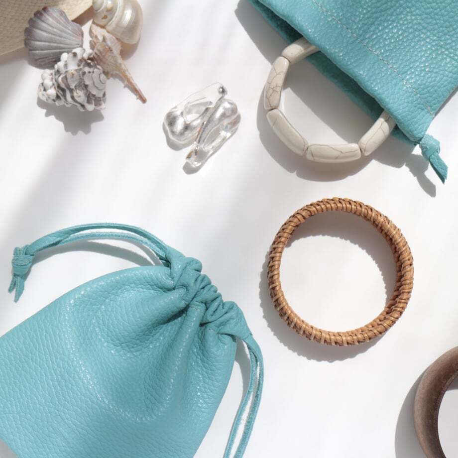 【巾着】父の日 母の日 誕生日 名入れ ギフト プレゼント クリスマス 日本製 ホワイトデー バレンタイン 結婚記念日 記念日 結婚祝い 就職祝い 入学祝い 卒業祝い 退職祝い 還暦祝い 出産祝い お返し お礼 お祝い 御祝い 新生活 成人祝い 昇進祝い 送別会 贈り物 女性 男性 彼女 妻 送料無料 友達 20代 30代 40代 50代 彼氏 人気 おしゃれ 本革 ポーチ