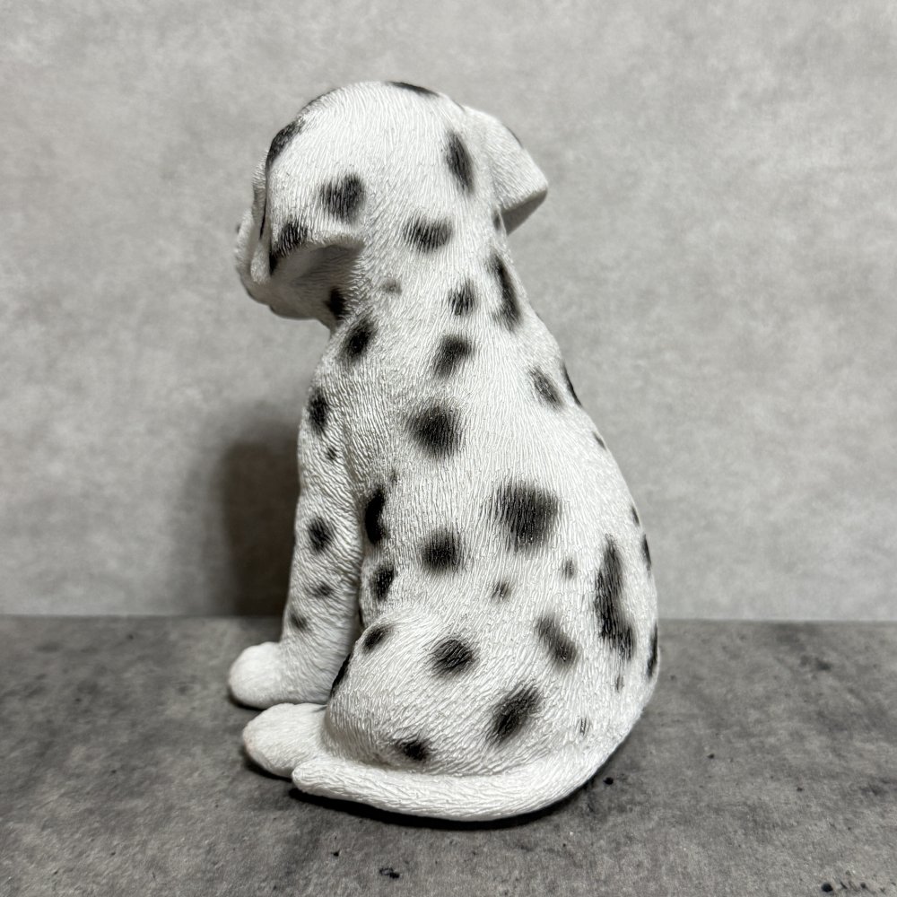 犬の置物 woobia ウービア お座りダルメシアン 子犬 リアル動物オーナメント 高さ12cm 青い瞳 イギリス職人手彩色 玄関 リビング 棚 インテリア 犬好き 誕生日 新築祝い 記念日 お祝い ギフト プレゼント かわいい