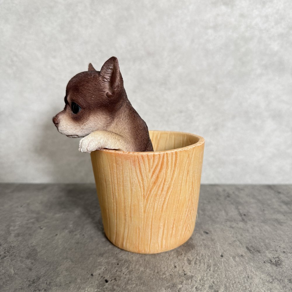 犬の置物 ペン立て woobia ウービア チワワ リアル動物オーナメント 高さ12cm 木目調バケツ ペンスタンド 鉛筆立て イギリス職人手彩色 デスク 書斎 オフィス 在宅ワーク 犬好き 誕生日 退職祝い 就職祝い 記念日 ギフト プレゼント おしゃれ