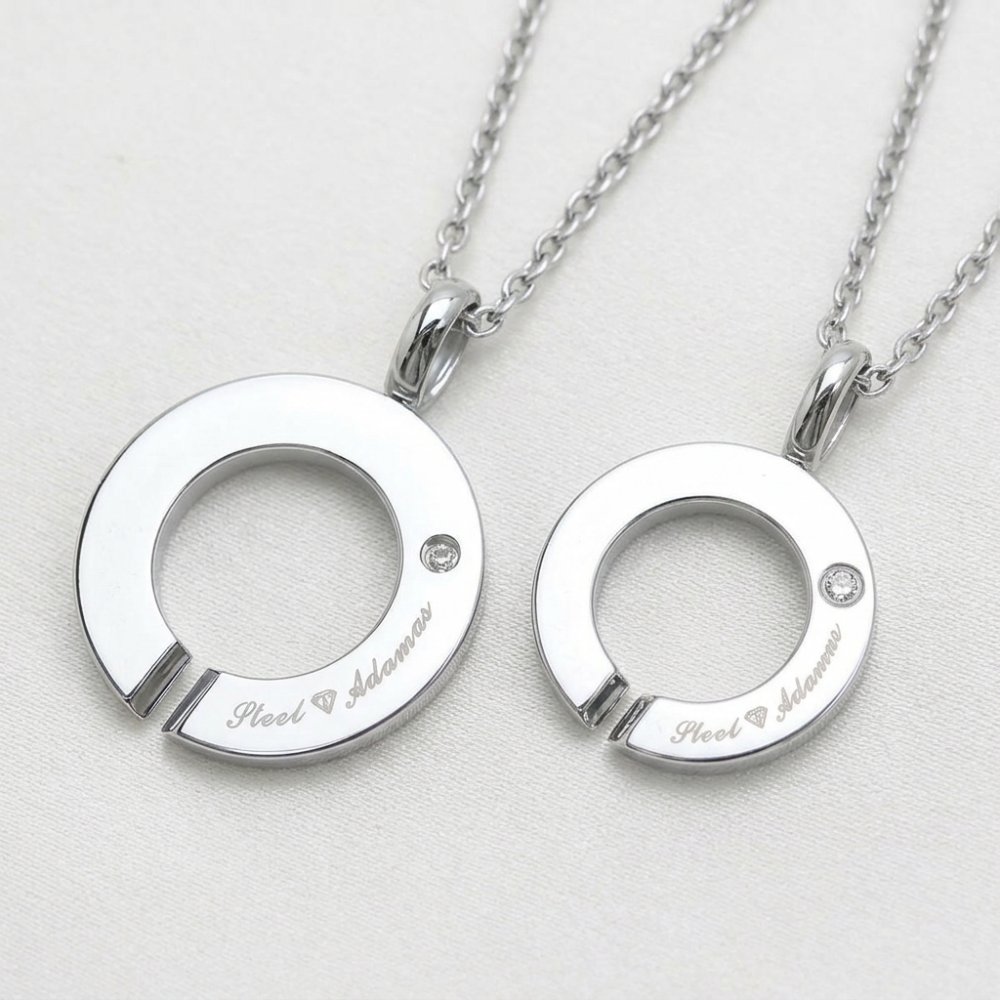 【レーザー刻印対応】【20文字まで刻印◎】ペアネックレス 名入れ ステンレス アクセサリー ダイヤモンド 馬蹄 ホースシュー アトラス ローマ数字 ペンダント メンズ レディース