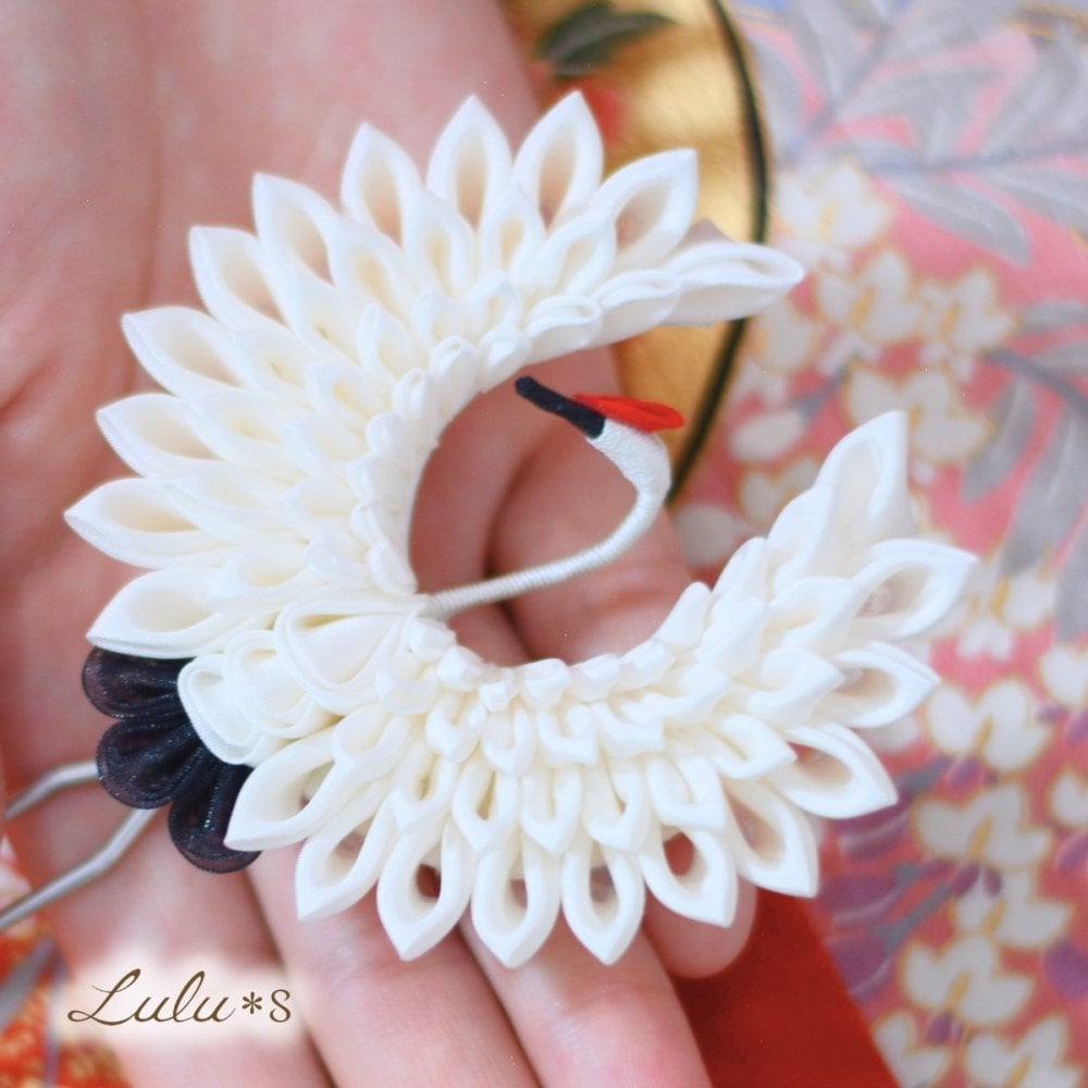 髪飾り つまみ細工 鶴 かんざし ヘアアクセサリー ヘッドドレス 鶴丸 和装 振袖 袴 結婚式 成人式 卒業式 前撮り 白無垢 色打掛 神前式 和婚 着物 留袖 訪問着 伝統工芸 羽二重 縁起物 白 赤 黒 贈り物 ギフト プレゼント お祝い 娘 孫 友達 彼女 妻 誕生日 日本製 手作り ハンドメイド Lulu＊s ルルズ 2467