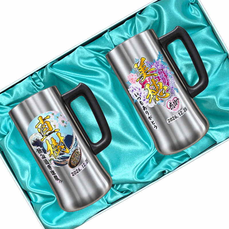 名入れ ビールジョッキ ペア プレゼント 真空断熱 保温 保冷 ステンレス 名前入り ステンレスジョッキ プリント 印刷 印字 グラス コップ ビアグラス おしゃれ ビールグラス 父の日 母の日 誕生日 結婚祝い 無料 ラッピング ジョッキ 敬老の日 カラー ネーム入れ 男性 女性 バースデー ギフト 470 ml 化粧箱 入り ビアジョッキ セット 背景/イラスト入り PI33