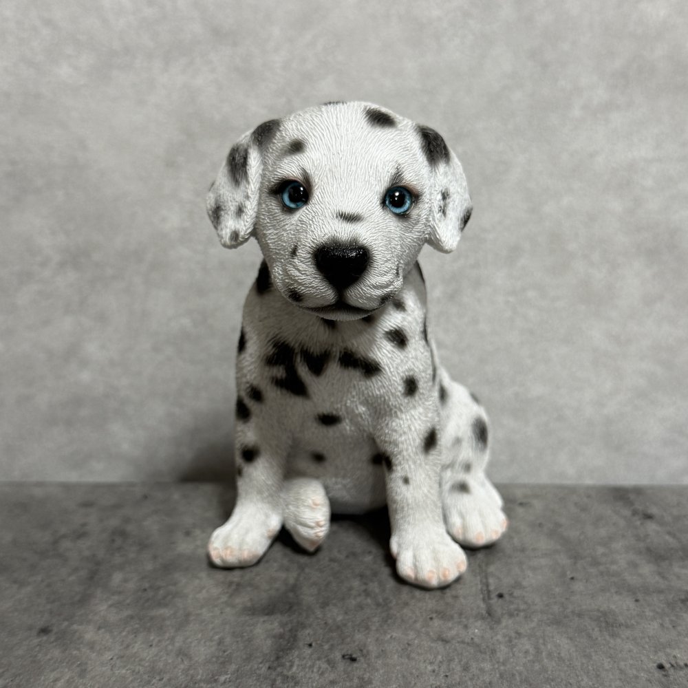犬の置物 woobia ウービア お座りダルメシアン 子犬 リアル動物オーナメント 高さ12cm 青い瞳 イギリス職人手彩色 玄関 リビング 棚 インテリア 犬好き 誕生日 新築祝い 記念日 お祝い ギフト プレゼント かわいい