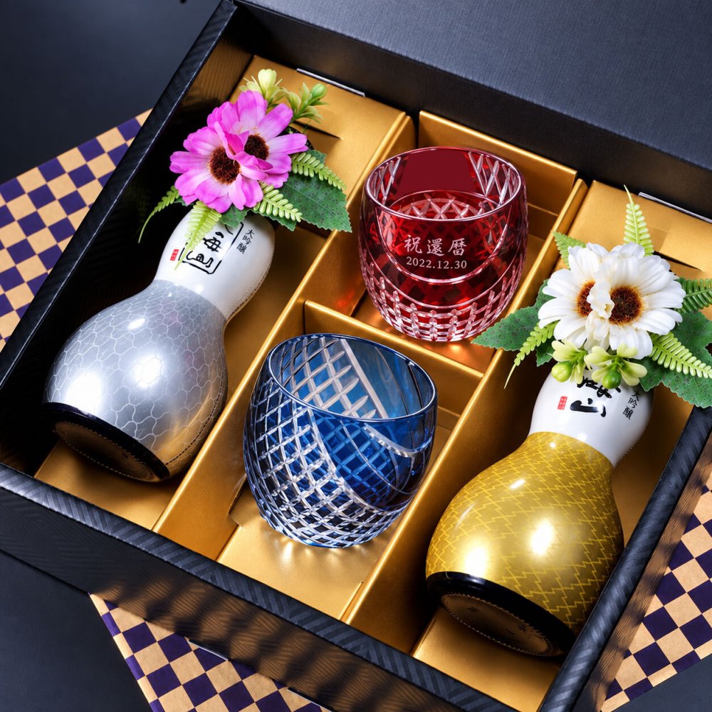 退職 異動 名入れ ペアギフト SXX 酒セット 日本酒 八海山 純米大吟醸・大吟醸 ひょうたん瓶 180ml & 切子 丸型おちょこグラス 2点 コサージュ付 ギフトBOX入り / プレゼント ギフト 夫婦 結婚 金婚式 銀婚式 退職 記念 誕生日 長寿 祝い お猪口 ぐい飲み 冷酒グラス 赤 紺 黄 紫 選べるカラー 飲み比べ