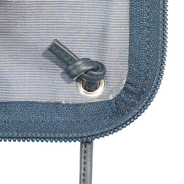 印傳屋 印伝 甲州印伝 上原勇七 スマホポシェット スマホケース スマホポーチ 5027 変わり市松小 紺地×白漆 縁起物メンズ レディース 鹿革 本革 レザー 携帯電話 ショルダー 斜め掛け 和柄 特注カラー ブランド 冬ギフト クリスマス プレゼント お歳暮 贈り物 YM01