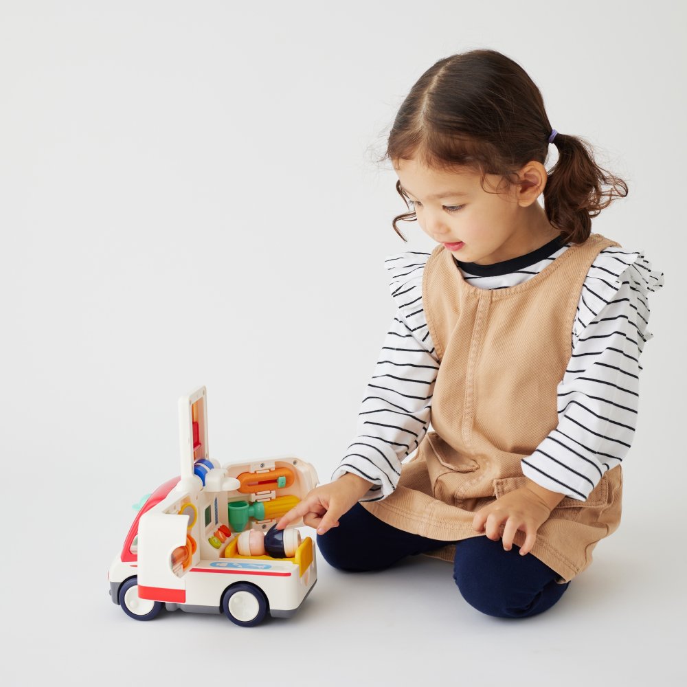 誕生日プレゼント Hola Toys オラトイズ 音がいっぱい 自分で走る きゅうきゅうしゃ 救急車 おもちゃ はたらく車 働く車 乗り物 サイレン 音が鳴る 音楽 ごっこ遊び お医者さんごっこ 人形付き ストレッチャー 体温計 注射器 知育玩具 男の子 女の子 お祝い ギフト