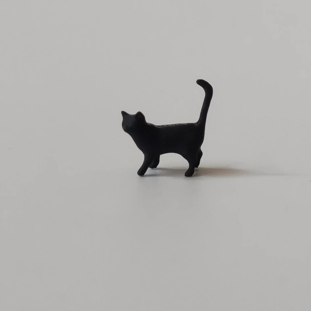 猫 置物 2個セット 黒猫 白猫 ミニチュア フィギュア 小さめ ネコ オブジェ シンプル かわいい 動物 モデル インテリア雑貨 卓上 飾り 棚 デスク 玄関 リビング 撮影小物