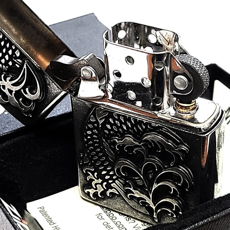ZIPPO ライター メタル重ね貼り アンティークシルバー 鯉 ジッポ クロームバレル カープ 和柄 日本 おしゃれ かっこいい メンズ 渋い ギフト プレゼント