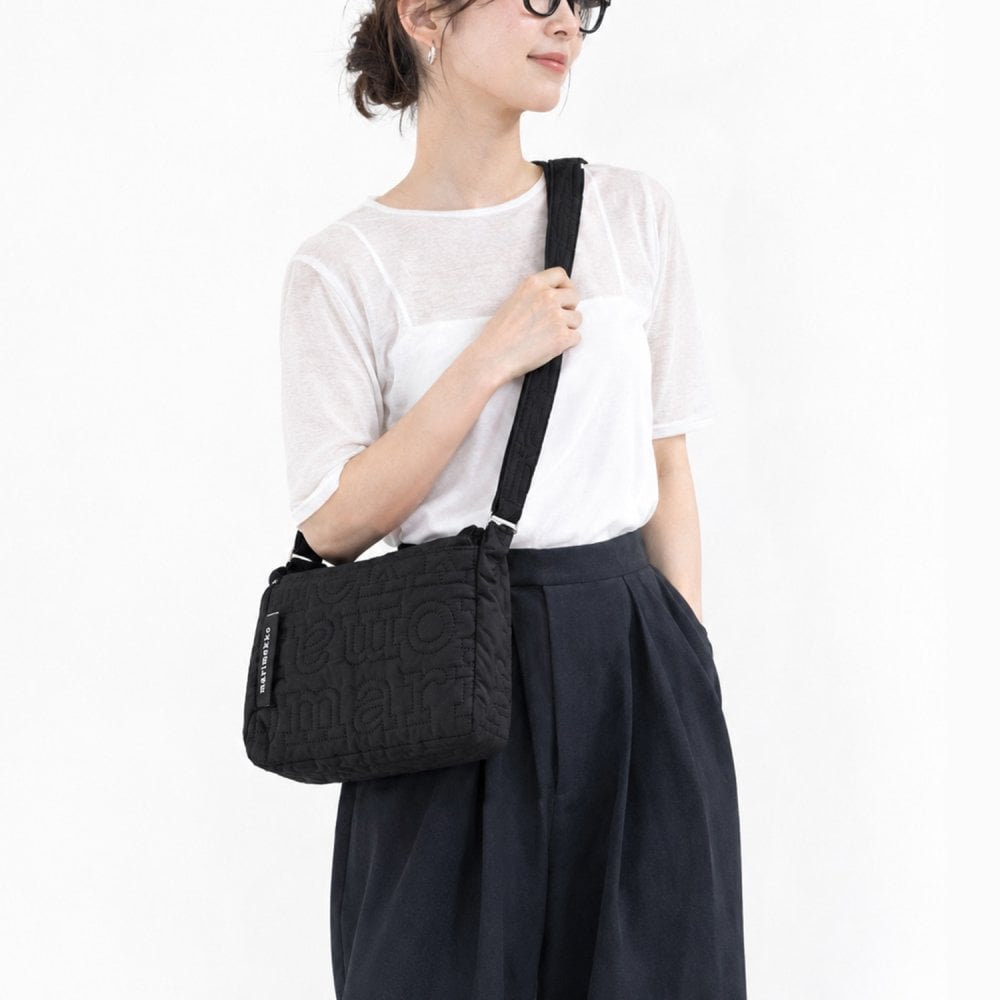 マリメッコ marimekko ショルダーバッグ Joy ジョイ クロスボディ S 2026冬新作 ブランドロゴ レディース ブラック 96114 096114 900 北欧雑貨 北欧デザイン 送別会 誕生日 お中元 結婚祝い 結婚式 高級 父の日 母の日 ホワイトデー