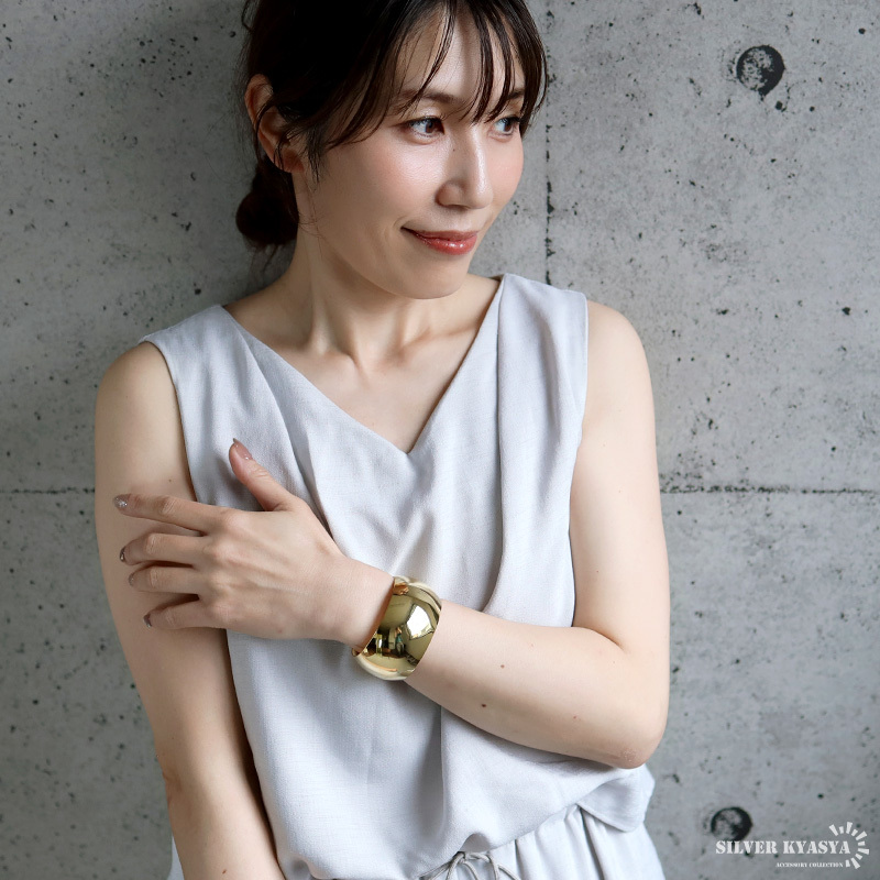 甲丸 ワイドバングル 2カラー レディース ブレスレット 幅広 ボリューム ドーム シンプル 艶やか 曲線 存在感 手首 アクセサリー 大人 上品 モード カジュアル きれいめ ファッション コーディネート ワンポイント おしゃれ