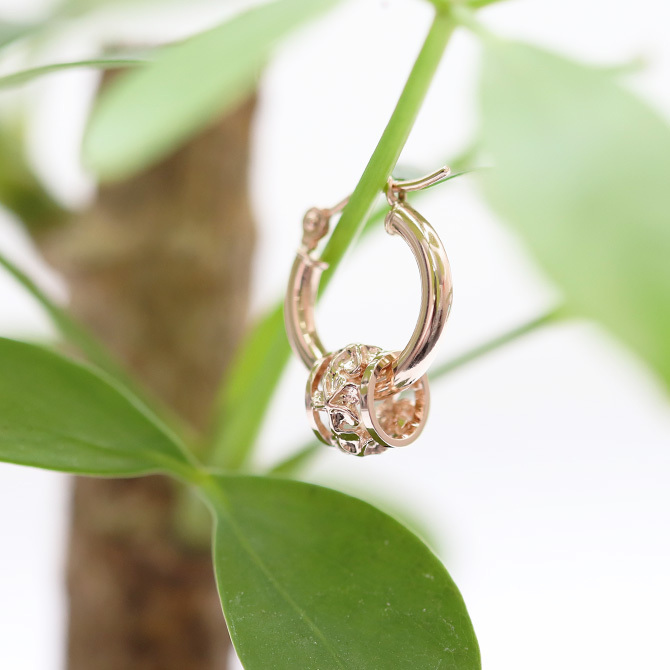 ハワイアンジュエリー フープピアス ピアス ピンクゴールド ピアス 外径13mm クロッシングピアス プルメリア 透かし バレル 樽 小ぶり ゴールド 揺れる 片耳(1個)購入可 K14ピンクゴールド 20G ゲージ BY THE SEA バイザシー プレゼント ハロウィン 【品番：GE211R】