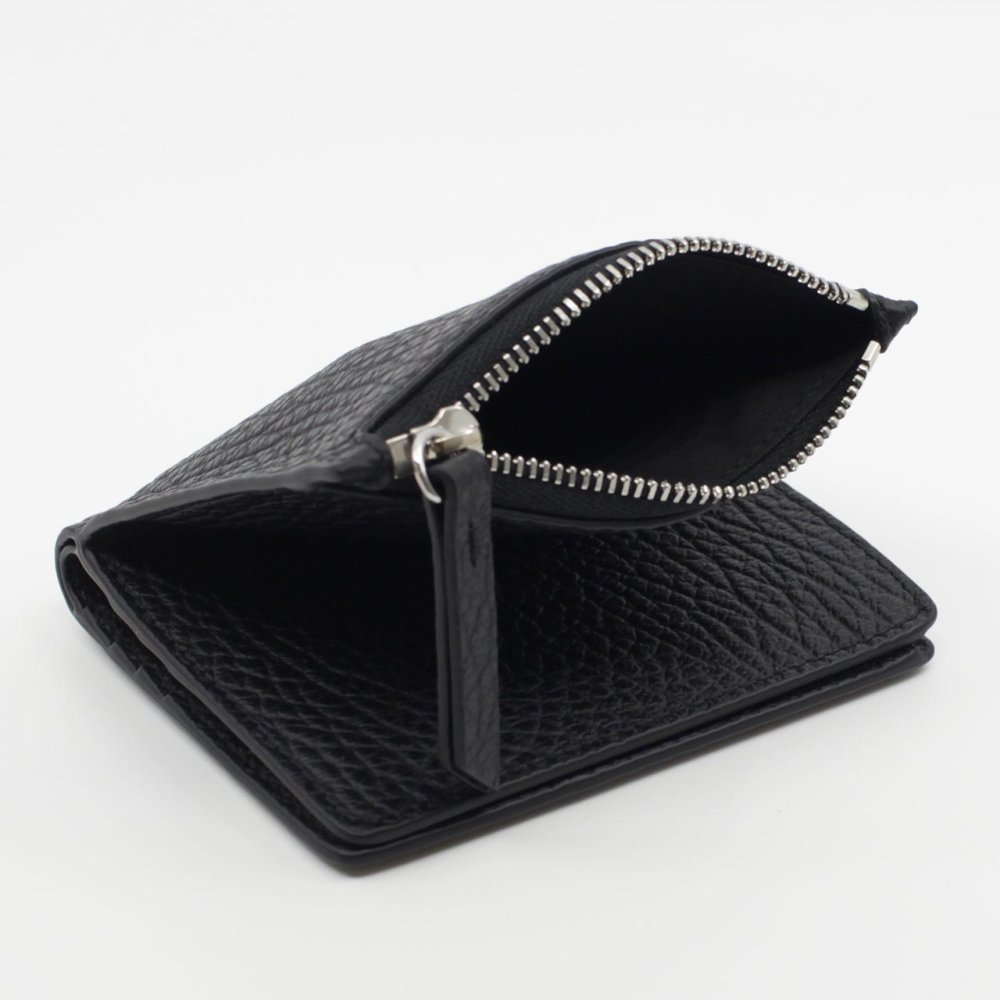 メゾン マルジェラ　Maison Margiela　二つ折り財布　SA1UI0023 P4455 T8103　ブラック　グレインレザー　4ステッチ フリップフラップ ウォレット　コンパクト財布　ミニウォレット