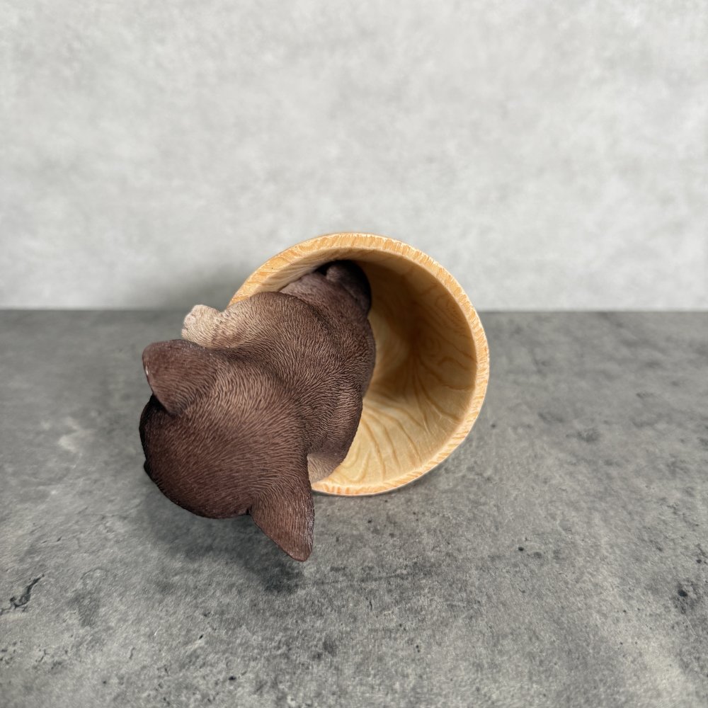 犬の置物 ペン立て woobia ウービア チワワ リアル動物オーナメント 高さ12cm 木目調バケツ ペンスタンド 鉛筆立て イギリス職人手彩色 デスク 書斎 オフィス 在宅ワーク 犬好き 誕生日 退職祝い 就職祝い 記念日 ギフト プレゼント おしゃれ