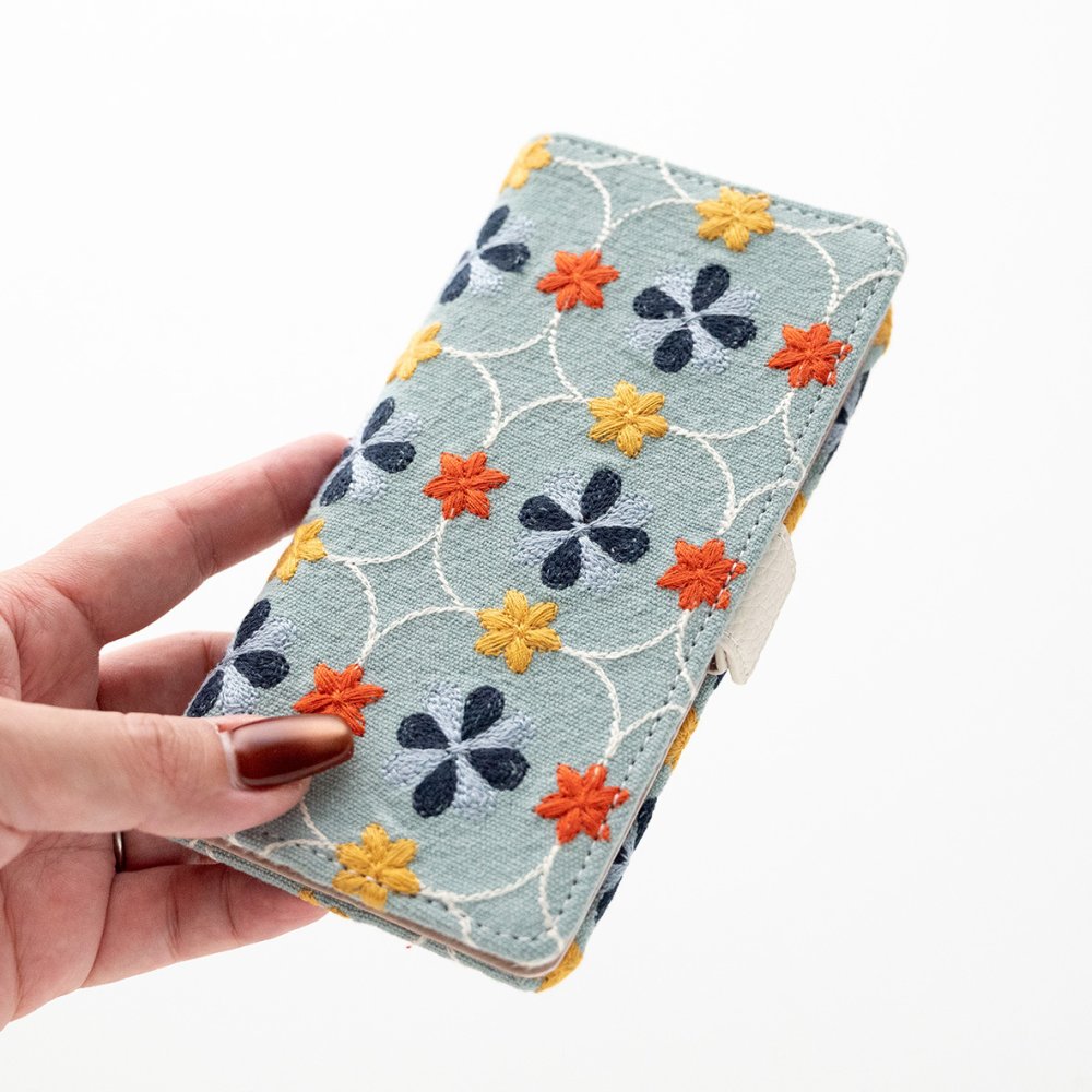 多機種対応 スマホケース 手帳型 【 レトロ花つづり 】 刺繍 サイドマグネット 北欧風 フラワー iPhone18Pro プレゼント