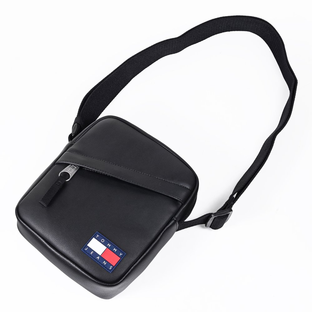 高品質ヨーロッパ輸入モデル トミーヒルフィガー TOMMY HILFIGER ショルダーバッグ TOMMY JEANS DAILY REPORTER メンズ ブラック AM0AM14608 BDS BLACK 送別会 誕生日 結婚祝い 結婚式 彼氏 息子 夫 男性 名刺入れ 高級 父の日 母の日 即日発送