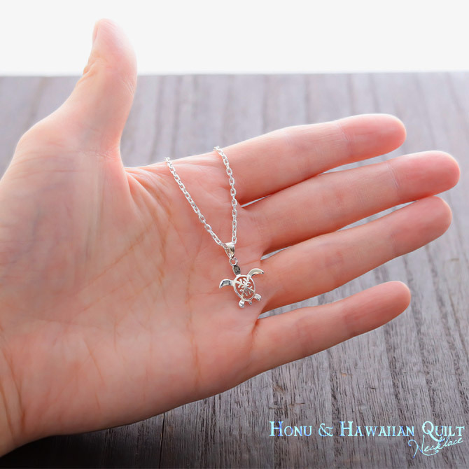 ハワイアンジュエリー ネックレス ホヌ ネックレス ホヌ ハワイアンキルト 透かし模様 シルバー925 シンプル お守りモチーフ ギフトラッピング可能 チェーン 長さ選べる メンズ レディース 誕生日 プレゼント ハロウィン 【品番：CG-SP20801】