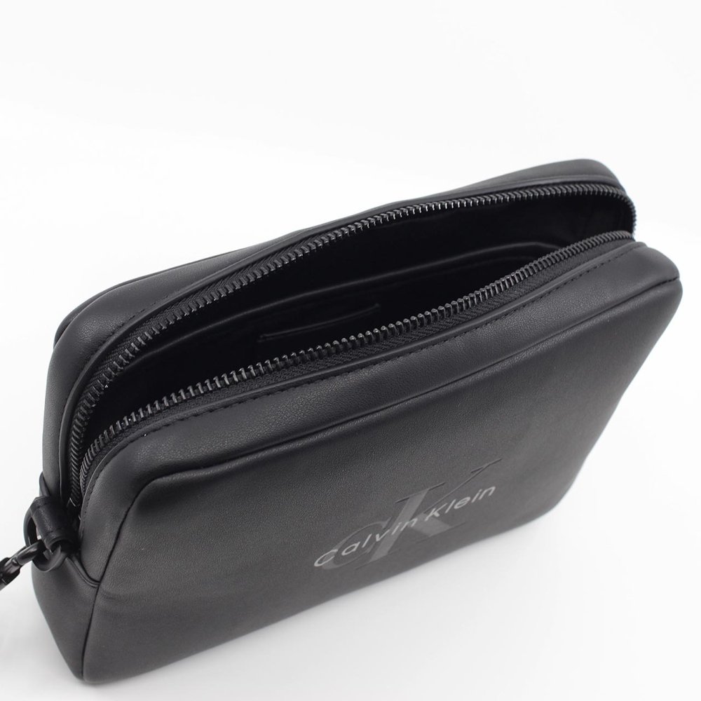 カルバンクライン　CK　Calvin Klein　セカンドバッグ　LV04D1257G UB1　ブラック BLACK　BOLD POUCH WITH HANDLE　ボールド ポーチ ウィズ ハンドル　クラッチバッグ　Europeライン
