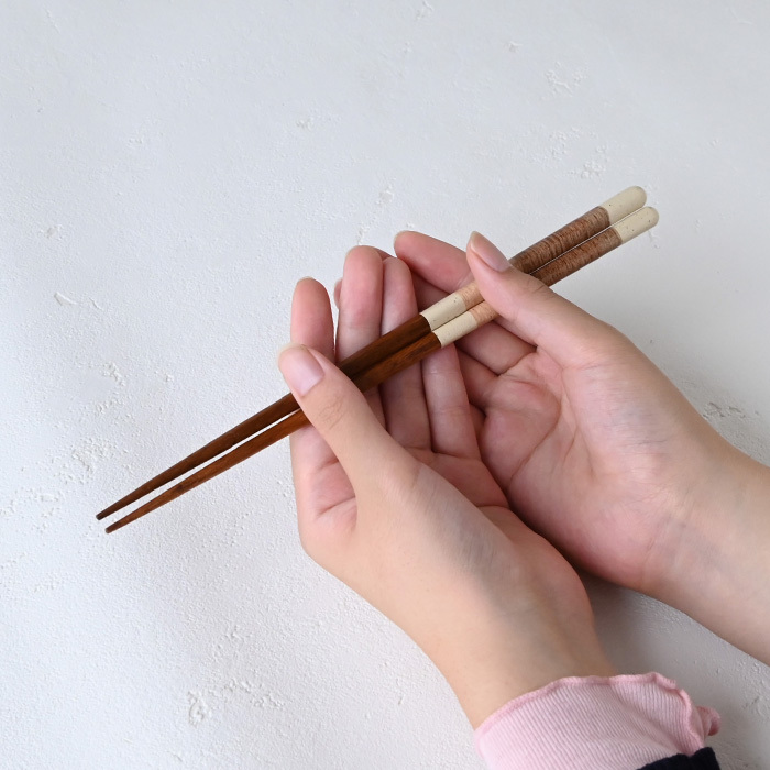 若狭塗 夫婦箸 伊織 箸置き揃え ペア ペア箸 若狭塗 木箱入 食洗機対応  敬老の日 母の日 父の日 プレゼント 実用的 古希 喜寿 ギフト 誕生日 ブランド おしゃれ 退職祝い お餞別 お祝い はし 日本製