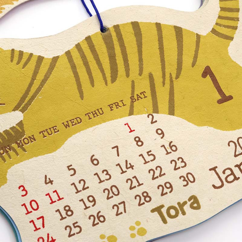 2027年 カレンダー 猫 壁掛け フライングキャット  シェイプカレンダー  にゃんこ 猫 壁掛け 年間 ポスター おしゃれ かわいい 壁 2027年  飾り 新作 令和9年暦 ねこ ロクタ紙 ネパール ハンドペイント 猫雑貨 キャット ミケ シロ クロ 手書き風