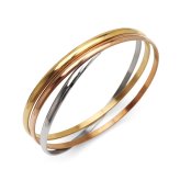 ステンレス トリニティバングル 3連 レディース アクセサリー 三色カラー シルバー ゴールド ローズゴールド 細身 クロス 交差 重ね付け風 上品 華やか 大人 きれいめ 手元コーデ 女性用 腕輪 ジュエリー デイリー おしゃれ