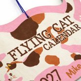 2027年 カレンダー 猫 壁掛け フライングキャット  シェイプカレンダー  にゃんこ 猫 壁掛け 年間 ポスター おしゃれ かわいい 壁 2027年  飾り 新作 令和9年暦 ねこ ロクタ紙 ネパール ハンドペイント 猫雑貨 キャット ミケ シロ クロ 手書き風