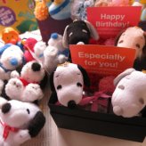 結婚祝い 友達 スヌーピー入り 花束風 フラワーギフト 箱を開けてサプライズ スヌーピー入り 横長ボックス プリザーブドフラワー入り ◆スヌーピーカラーはお任せとなります
