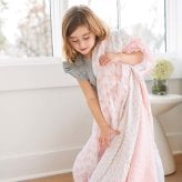 おくるみ スワドル 4枚セット 出産祝い aden+anais エイデンアンドアネイ ピースオブマイハート コットンモスリン ダブルガーゼ 大判 約112cm 新生児 退院 内祝い 出産内祝い 女の子 ギフト 専用ボックス入り ガーゼケット ブランケット 授乳ケープ おむつ替えシート 双子