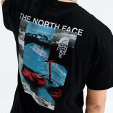 ザノースフェイス：MEN'S APEX '75 COLLAGE RELAXED SHORT-SLEEVE Tシャツ (ブラック)[Tシャツ/ アパレル/ メンズインナー/人気ブランド/おすすめギフト/誕生日プレゼント/メンズファッション]
