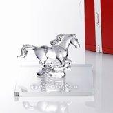 Baccarat バカラ 干支 馬 クリア・当店オリジナル クリスタルガラス台座 20×20cm セット 名入れ彫刻代込み 名入れ 名前入り 彫刻 刻印 ギフト 記念品 誕生日 受賞 祝い 法人 開店 周年 高級 ブランド 置物 オーナメント 2026 午 クリスタル