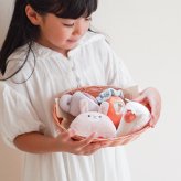 【もちっとラトル うさぎたちのお茶会】 出産祝い クリスマスギフト 知育おもちゃ 誕生日 プレゼント  0歳 1歳 2歳 男の子 女の子 布おもちゃ ラトル 洗濯できる 知育玩具 ファーストトイ amanoppo あまのっぽ