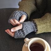 日本製 こだわり バルキーウールのふわふわ アームウォーマー シルク ウール ハンドウォーマー スマホ手袋 指穴あり 手首 手袋 アームカバー おしゃれ レディース 秋冬 春 防寒 防湿 内側シルクで保湿と保温 お肌にやさしい 【送料無料】【有料ギフトラッピング対象品】