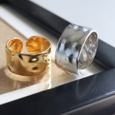 ステンレス ゆがみリング ワイドリング 槌目模様 凹凸 マットリング シンプルリング ゴールド 18K GP シルバー フリーサイズ レディース 女性 指輪 金属アレルギー対応