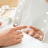 スタンドミラー LEDライト 女優ミラー 16灯 ライト付き 卓上ミラー タッチパネル おしゃれ スタンド ミラー 鏡 メイク 卓上鏡 化粧鏡 メイク鏡 明るさ調節 角度調節 シンプル コンパクト 充電式 コードレス ホワイト ブ yld-2500