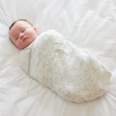 出産祝い D by DADWAY ディーバイダッドウェイ ガーゼおくるみ スワドル ギフトセット M スワン グレー ガーゼハンカチ スターラトル ガラガラ 星 日本製 ダブルガーゼ 綿100% 117cm 大判 新生児 0歳 赤ちゃん ファーストトイ 女の子 ベビーシャワー 出産内祝い ギフト