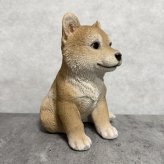 犬の置物 woobia ウービア お座り柴犬 中 笑顔 リアル動物オーナメント 高さ20cm イギリス職人手彩色 縁起物 戌年 守護犬 玄関 リビング 店舗 インテリア 犬好き 新築祝い 開店祝い 出産祝い お祝い ギフト プレゼント かわいい