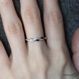 ステンレス 幾何学ラインリング 小粒 ストーンリング 細身 華奢 キラキラ シルバー プチプラ ビジュー 可愛い 重ね付け ハーフエタニティ風 大人 レディース 女性 指輪 金属アレルギー対応