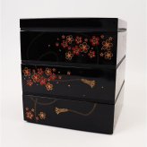 重箱 3段 小さめ 通販 日本製 山中塗り お重 おせち料理 六瓢箪ひょうたん 桜柄 五寸サイズ角重 黒塗り内朱仕上げ ２人前３人前用 お正月おせち用 運動会 お花見 行楽ピクニック おしゃれ和モダン 仕切りなし 三段 樹脂製 軽量 シール蓋付き ウレタン塗装