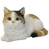 置物 猫 寝そべる三毛猫 幅17cm woobia ウービア リアル かわいい おしゃれ 玄関 インテリア オブジェ ガーデン みけ猫 ねこ ネコ 動物 アニマル 癒し 棚 北欧 リビング 縁起 プレゼント ギフト 新築祝い 猫好き