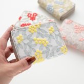 お札が折れない コンパクトウォレット 【 ぷっくりミモザ 】 刺繍 全面 ミモザ くすみカラー