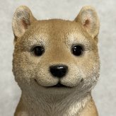 犬の置物 woobia ウービア お座り柴犬 中 笑顔 リアル動物オーナメント 高さ20cm イギリス職人手彩色 縁起物 戌年 守護犬 玄関 リビング 店舗 インテリア 犬好き 新築祝い 開店祝い 出産祝い お祝い ギフト プレゼント かわいい