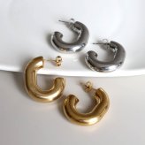 ステンレス 太幅 C型 フープピアス 2カラー レディース アクセサリー ぷっくり ボリューム 艶感 曲線 シンプル 存在感 大人可愛い おしゃれ 上品 カジュアル きれいめ モード ベーシック 耳元 顔周り 両耳用2点セット